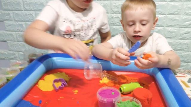 Космический Песок.Братья МИ играют с кинетическим песком.Радужный песок.Домашняя песочница. смотреть онлайн