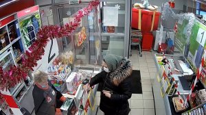 Женщина расплачивалась в магазинах чужой банковской картой
