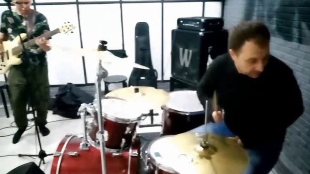 НАМ УЖЕ ПО 40. ВСТРЕЧА 25 ЛЕТ СПУСТЯ.ИГРАЕМ ВМЕСТЕ РОК🤘часть1 смотреть онлайн