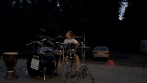 Ребёнок в 10 лет круто играет на барабанах.