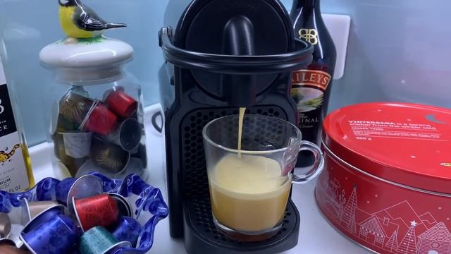 Кофемашина капсульного типа DeLonghi INISSIA EN80.B смотреть онлайн