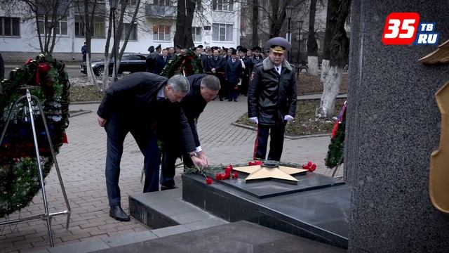 Возложение цветов к памятнику сотрудникам полиции, погибшим при исполнении служебного долга