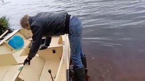 Снятие 100 кг лодки с багажника легкового автомобиля.Швертбот из фанеры,самодельный,5 лет так вожу.