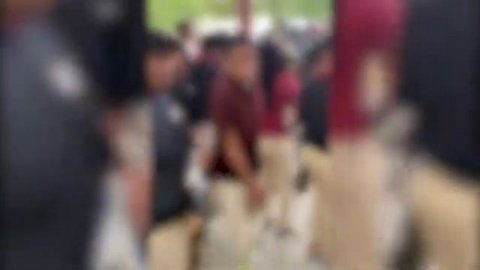 В американской школе подрались 200 учеников и родителей, сломав бедро полицейскому