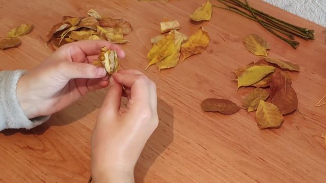 КАК СДЕЛАТЬ КРАСИВЫЕ РОЗЫ ИЗ ЛИСТЬЕВ // ОСЕННИЙ ДЕКОР СВОИМИ РУКАМИ смотреть онлайн