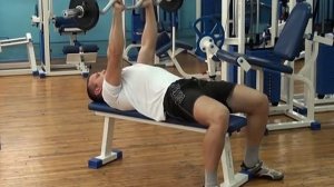 №028 — Жим штанги с изогнутым грифом (узкий хват)