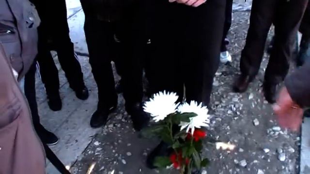 Дарят бутылку полицейским смотреть онлайн