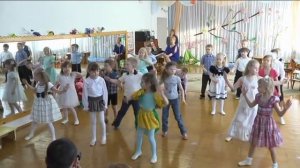 Танец для мамы на 8 марта в детском саду_37