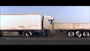 Фура сминает легковой автомобиль и заталкивает его под прицеп стоящего впереди тягача | Краш - тест