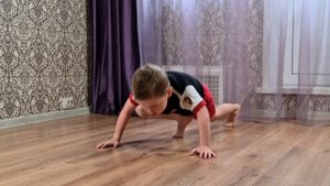 Учимся отжиматься от пола.