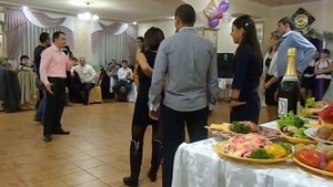 Конкурс на свадьбе.Тамада танцует цыганочку.