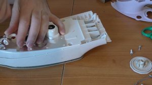 как разобрать утюг филипс 3330 и почистить его от накипи.