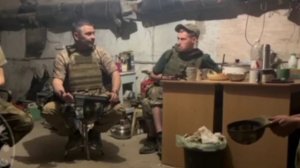 Командир ЧВК «Вагнер» Лотос пообщался с бойцами ВС РФ в Бахмуте.