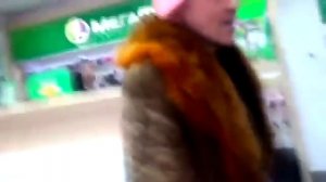 Бабка в салоне сотовой связи торгуется. Прикол.