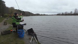 Рыбалка на фидер поздней осенью в реке, ловля леща.