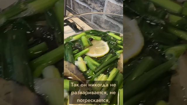 Картофель. На 1л воды чайная ложка соли, душистый перец, лавровый лист, коренья от зелени🤝🫶🏻