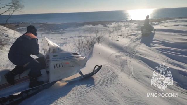 В Рождество приморские спасатели доставили продукты сторожу, оказавшемуся в снежном плену смотреть онлайн