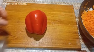 Рыба с овощами на сковороде.