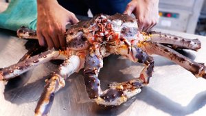 Тайская еда - Гигантский аляскинский королевский краб приготовленный двумя способами Бангкок Таиланд