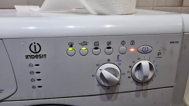 Indesit wisl105 включаешь в сеть жмешь кнопку включения нече...