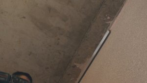 2  Запил и установка багета на стену