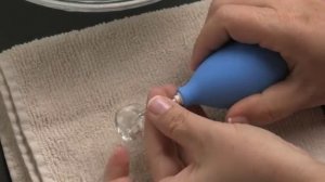 Как промыть ушной вкладыш и чистить заушный слуховой аппарат