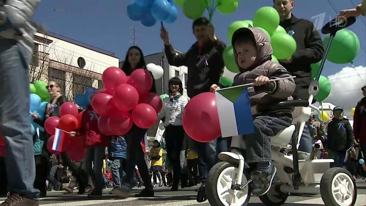 В городах по всей России проходят многотысячные первомайские демонстрации