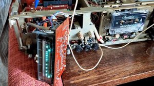 Не горит половина люминесцентного индикатора уровня. Маяк 233.