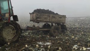 #Трактор Т 25  застрял с прицепом навоза l Tractor T 25 stuck with manure trailer