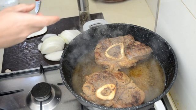 Говядина оссобуко с луком на сковороде. МЯСОЖОР 193