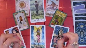 ТАРО-Любит ли вас загаданный человек.....