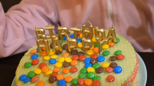 VLOG В 5 лет сама сделала тортик для сестры. Даша задувает свечки смотреть онлайн