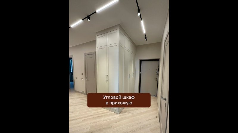 Угловой шкаф в стиле неоклассика в прихожую