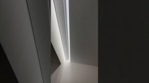 Теневой натяжной потолок. Натяжной потолок через разделительный профиль.