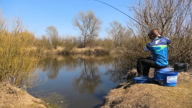 Рыбалка на реке весной.