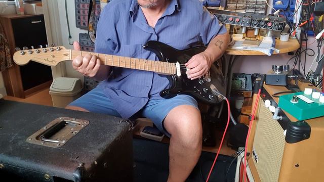Gilmour Stratocaster with active EMG pickups restrung to 11-50 live testing. смотреть онлайн