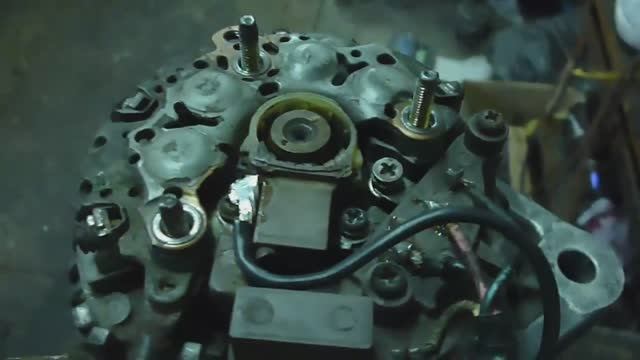 Тойота Айс замена реле-регулятора на отечественный.mp4 смотреть онлайн