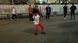 Юный Майкл Джексон продолжает танцевать на Никольской улице в Москве вызывая восторг у людей #Mosco