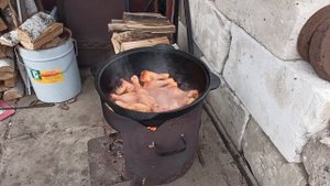 Куриные ножки в сметанном соусе в казане на костре.