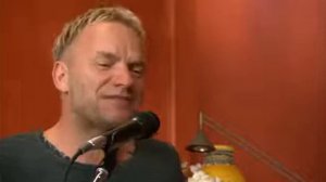 Стинг поет в домашней обстановке