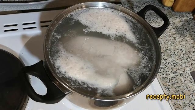 Как варить куриную грудку в кастрюле для салата и супа смотреть онлайн