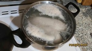 Как варить куриную грудку в кастрюле для салата и супа
