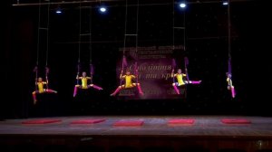 групповое выступление на гамаке