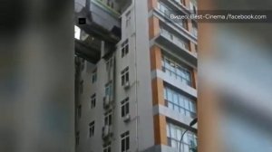 Современные Технологии. Поезд реально  проезжает сквозь дом. Современный город.