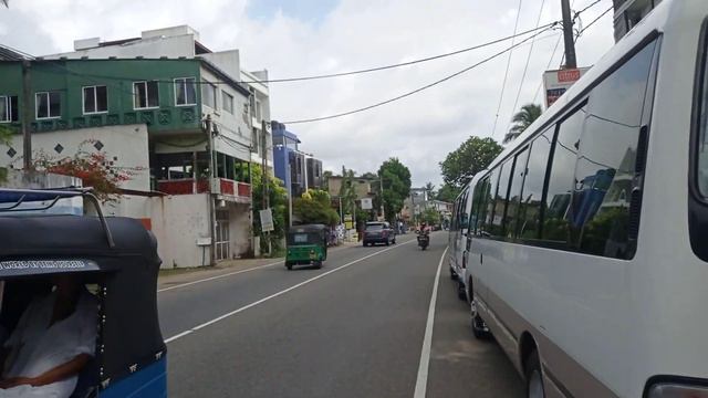 За экзотикой на Шри - Ланку. Февраль 2024. Прогулка по улицам города Хиккадувы. смотреть онлайн