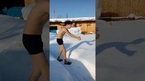 Купаюсь в снегу!!! ОЧЕНЬ ХОЛОДНО.