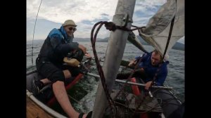 парусный катамаран в небольшой ветерок