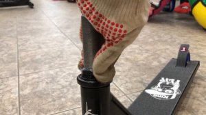 Как убрать люфт рулевой трюкового самоката? Что делать если люфтит руль?