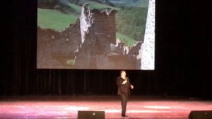 "Салам алейкум", поёт Алаудин Эсмурзиев.