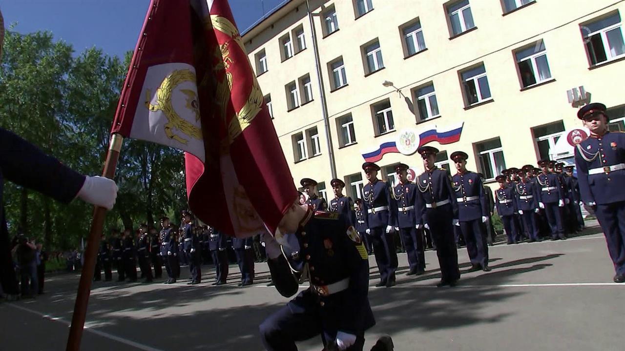 В МПКУ имени Шолохова войск нацгвардии состоялась церемония прощания выпускников со Знаменем